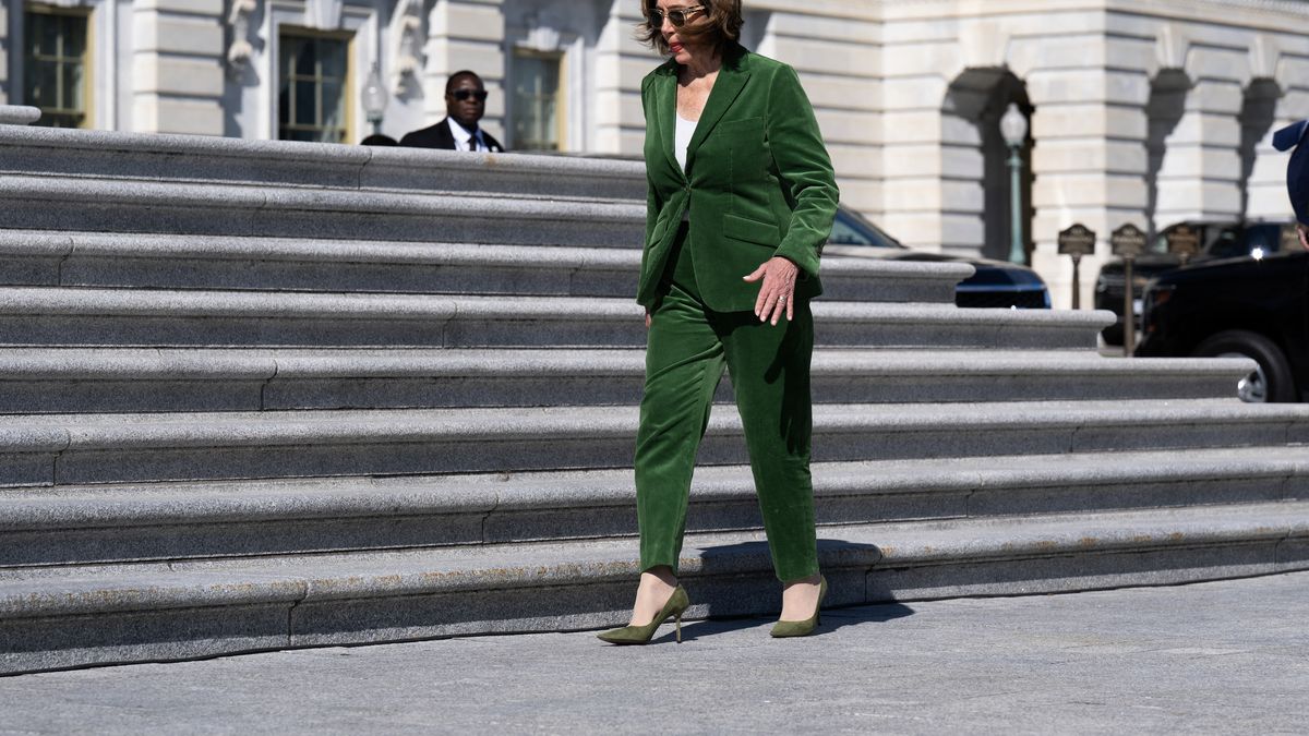 La veterana demócrata Nancy Pelosi, la primera mujer que presidió la Cámara de Representantes estadounidense, anunció este jueves que dejará la política en las próximas elecciones. La veterana demócrata Nancy Pelosi, la primera mujer que presidió la Cámara de Representantes estadounidense, anunció este jueves que dejará la política en las próximas elecciones.