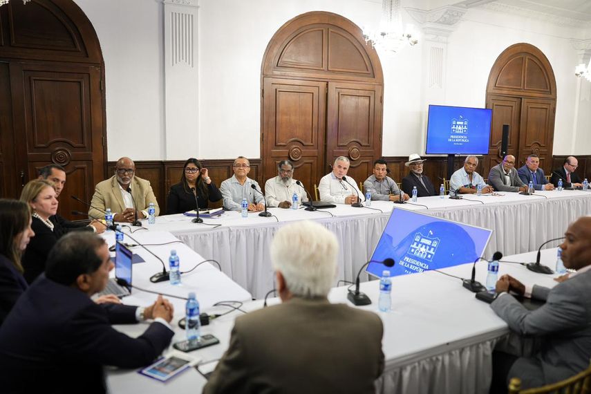 Gobierno y transportistas acuerdan no aumentar tarifas del pasaje a usuarios