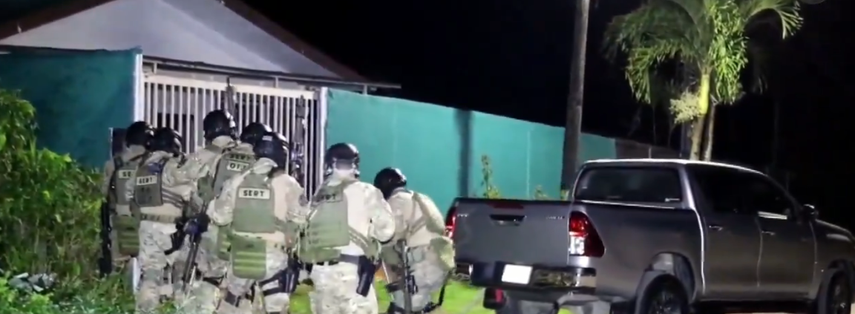 El empresario y político panameño, David Ochy, llegó este miércoles a Panamá extraditado por Costa Rica, donde estaba detenido desde el 2023, por ser sospechoso de lavar dinero en el caso 'New Business', el que llevó al expresidente Ricardo Martinelli a asilarse en Colombia tras ser condenado a más de 10 años de cárcel. El empresario y político panameño, David Ochy, llegó este miércoles a Panamá extraditado por Costa Rica, donde estaba detenido desde el 2023, por ser sospechoso de lavar dinero en el caso 'New Business', el que llevó al expresidente Ricardo Martinelli a asilarse en Colombia tras ser condenado a más de 10 años de cárcel.