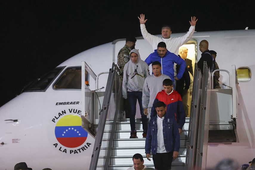 Llega a Venezuela avión con primer grupo de deportados desde Estados Unidos