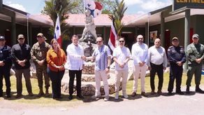 Los ministros de Seguridad de Panamá y Costa Rica, Frank Alexis Ábrego y Gerald Campos Valverde, respectivamente, sostuvieron este jueves una reunión bilateral en territorio panameño cerca de la frontera compartida, para reforzar la coordinación y la cooperación frente a las amenazas del crimen organizado transnacional.