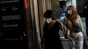 Más regiones en España implementan duras restricciones para reducir contagios