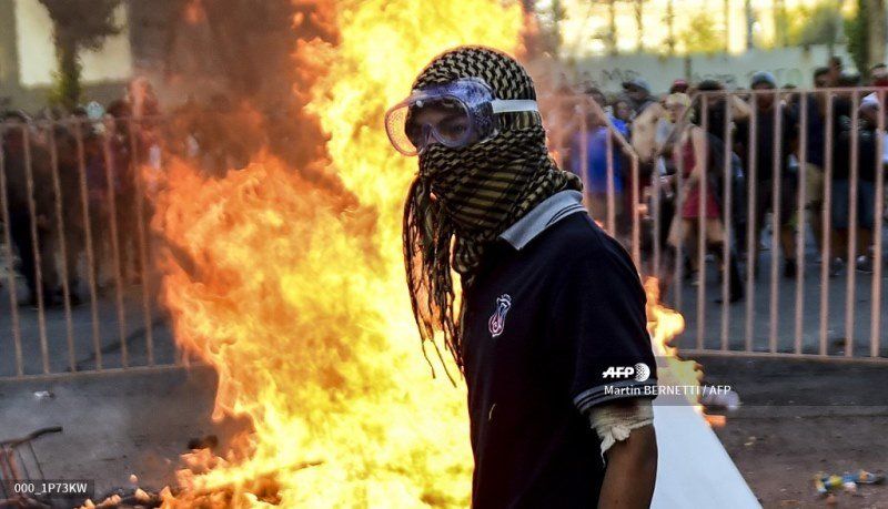 Miles vuelven a protestar en la céntrica plaza Italia de la capital chilena