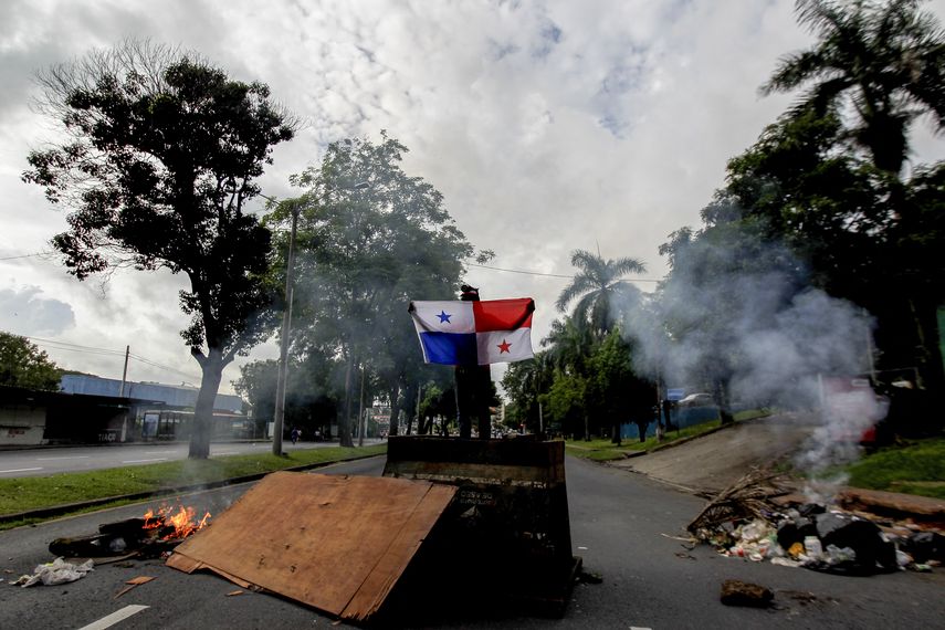 Protestas empujan al gobierno a bajar precio de combustibles