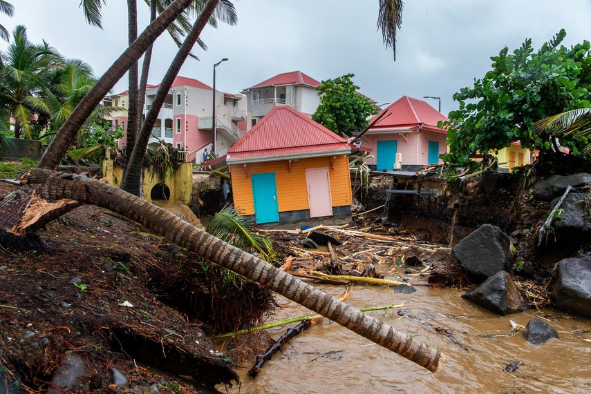 El huracán Fiona provocó ráfagas de 160 km/h y lluvias torrenciales en Bermudas el viernes por la mañana, dejando a miles de personas sin electricidad, a su paso por esta isla del Atlántico.