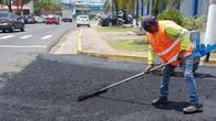Cuadrillas de mantenimiento de la regional de La Chorrera del Ministerio de Obras Públicas (MOP) ejecutaron un operativo de rehabilitación vial en distintos puntos de la provincia de Panamá Oeste, que incluyó los distritos de La Chorrera, Capira, Chame y San Carlos, con la colocación de aproximadamente 76 toneladas de asfalto caliente. Cuadrillas de mantenimiento de la regional de La Chorrera del Ministerio de Obras Públicas (MOP) ejecutaron un operativo de rehabilitación vial en distintos puntos de la provincia de Panamá Oeste, que incluyó los distritos de La Chorrera, Capira, Chame y San Carlos, con la colocación de aproximadamente 76 toneladas de asfalto caliente.