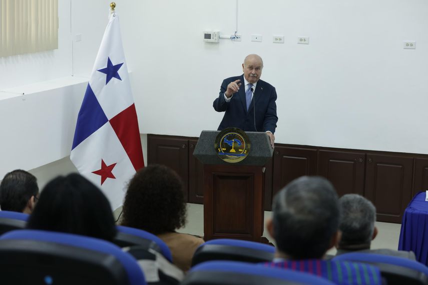 Miguel Antonio Bernal: La nueva Constitución entraría en vigor en 2029