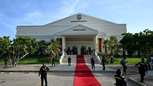 Una casona de columnas blancas con aires de Casa Blanca a pequeña escala sobresale dentro de una guarnición militar en Barranquilla. Es la nueva sede presidencial de Colombia, un símbolo del derechista Abelardo de la Espriella que sus críticos cuestionan como una costosa puesta en escena.