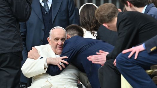 Papa Francisco dialoga sin tabúes con jóvenes sobre el aborto o el porno en un documental
