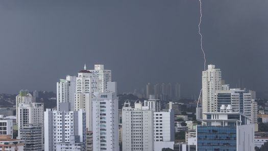 El Sistema Nacional de Protección Civil (Sinaproc) extendió el aviso de prevención por lluvias, tormentas eléctricas y vientos en todo el territorio nacional y ambos sectores marítimos hasta las 11:59 p.m. del miércoles 21 de octubre de 2026.