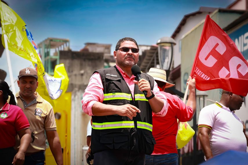 El Ministerio de Relaciones Exteriores del Estado Plurinacional de Bolivia confirmó que ha recibido una solicitud de asilo político por parte del señor Saúl Méndez, presentada ante la Embajada de Bolivia en la República de Panamá. El Ministerio de Relaciones Exteriores del Estado Plurinacional de Bolivia confirmó que ha recibido una solicitud de asilo político por parte del señor Saúl Méndez, presentada ante la Embajada de Bolivia en la República de Panamá.