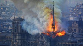 Se derrumba emblemática aguja de Notre Dame en París por incendio