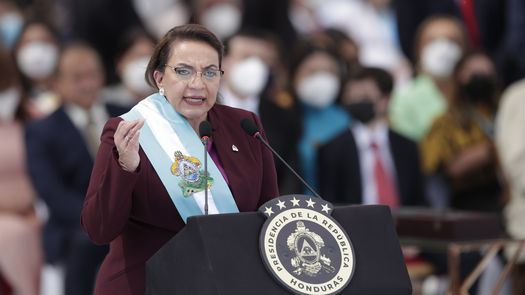 La presidenta de Honduras, Xiomara Castro, afirmó este martes que se gesta un golpe contra su gobierno y que el expresidente Juan Orlando Hernández planifica su ingreso al país para proclamar el ganador de las elecciones del pasado 30 de noviembre. La presidenta de Honduras, Xiomara Castro, afirmó este martes que se gesta un golpe contra su gobierno y que el expresidente Juan Orlando Hernández planifica su ingreso al país para proclamar el ganador de las elecciones del pasado 30 de noviembre.