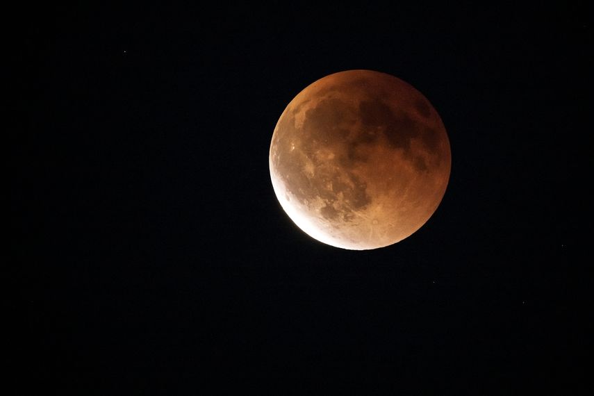 Un eclipse lunar total dejó este martes una Luna de sangre que fue visible durante aproximadamente una hora desde el este de Asia hasta América central y del norte. En Tokio
