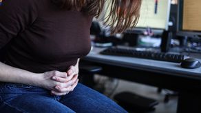 Francia estudia bajas laborales para las mujeres con menstruaciones dolorosas