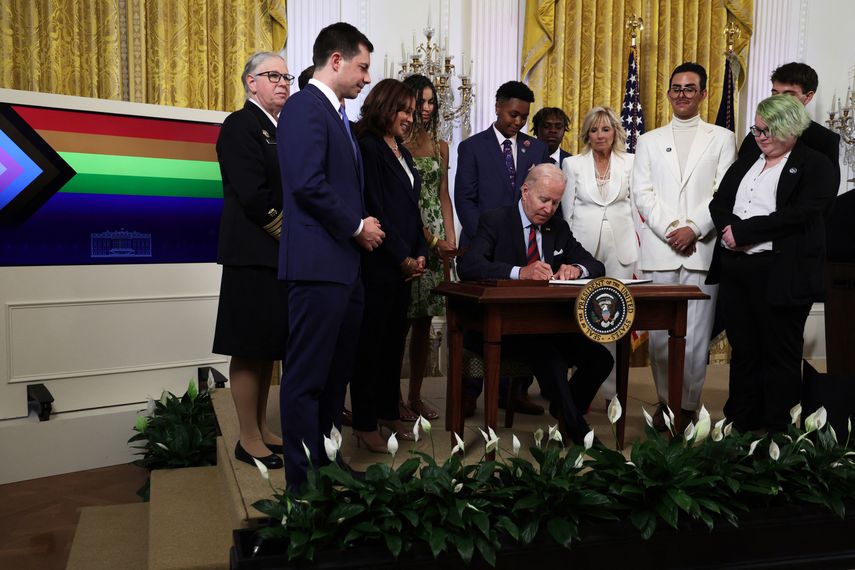Con esta iniciativa Joe Biden se dirige a una parte importante del electorado demócrata antes de las elecciones cruciales de noviembre en las que los republicanos podrían retomar el control del Congreso.