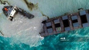 El barco encallado en isla Mauricio se partió en dos