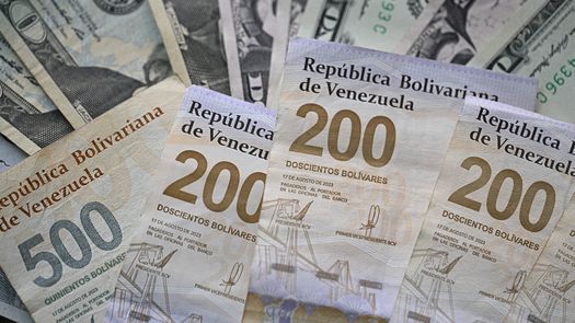 Venezuela cerró 2025 con la inflación más alta del mundo: 475%, una brutal aceleración encadenada al descontrol cambiario por el recrudecimiento de las sanciones de Estados Unidos contra el depuesto Nicolás Maduro. Venezuela cerró 2025 con la inflación más alta del mundo: 475%, una brutal aceleración encadenada al descontrol cambiario por el recrudecimiento de las sanciones de Estados Unidos contra el depuesto Nicolás Maduro.