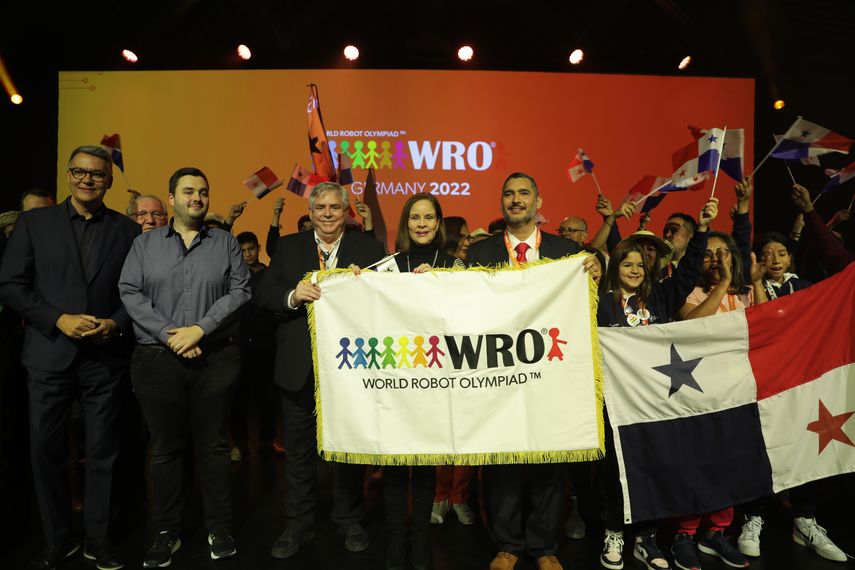 La primera dama de la República y embajadora de la educación Steam para las Américas de la Fundación Panamericana para el Desarrollo de la OEA (PADF), Yazmín Colón de Cortizo y Marvin Castillo, presidente de Fundesteam, recibieron la bandera de la World Robot Olympiad que acredita a Panamá como sede de esta competencia internacional en 2023. 