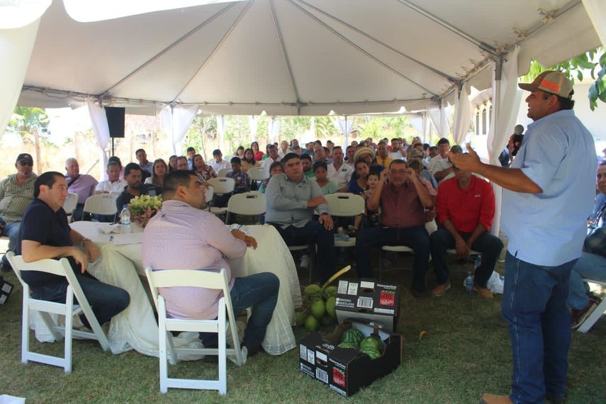 El precandidato presidencial y expresidente Mart&iacute;n Torrijos se reuni&oacute; con productores y ganaderos de la regi&oacute;n de Azuero, durante una gira de consultas en la provincia de Herrera. &nbsp;