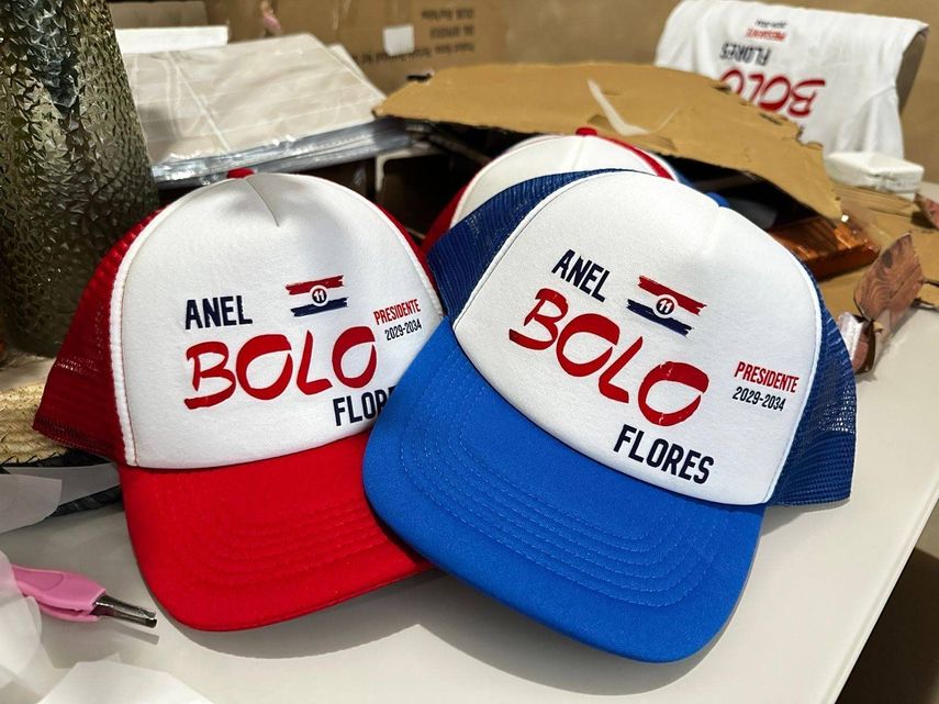 Gorras y camisetas con el nombre del contralor Anel Flores.