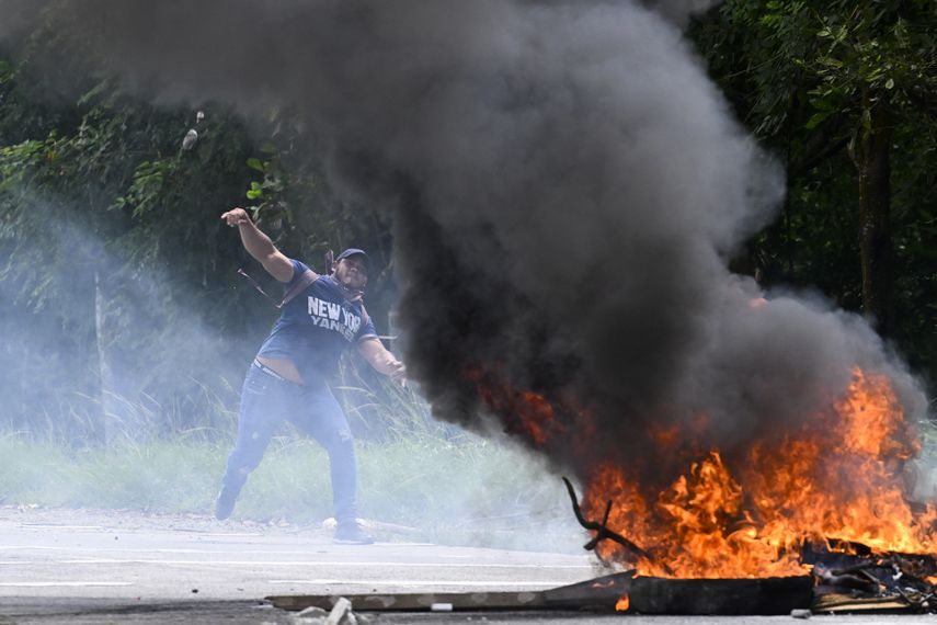 El cantautor panameño, Rubén Blades, se refirió, entre otras cosas, al ambiente agitado que se vive en el país a causa de la firma del contrato minero. El cantautor panameño, Rubén Blades, se refirió, entre otras cosas, al ambiente agitado que se vive en el país a causa de la firma del contrato minero.
