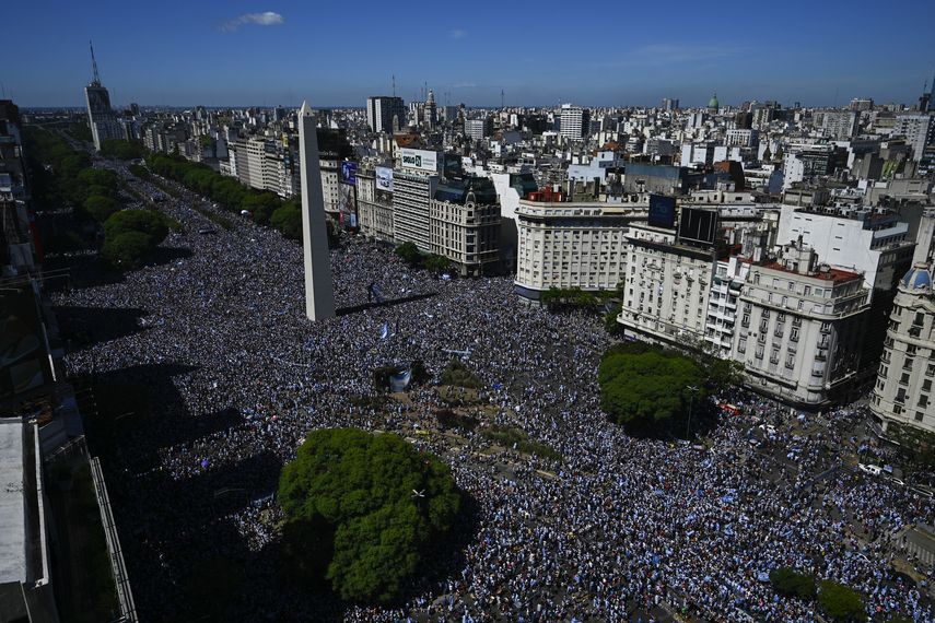 Argentina desata la fiesta con Messi y los campeones en casa
