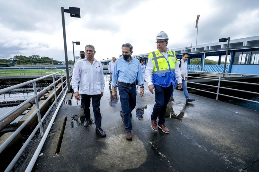 Acompañado de ministros de Estado y el director ejecutivo del Instituto de Acueductos y Alcantarillados Nacionales (IDAAN), Juan Antonio Ducruet, el presidente Cortizo hizo un recorrido en la Planta Potabilizadora Federico Guardia Conte, en Chilibre. Acompañado de ministros de Estado y el director ejecutivo del Instituto de Acueductos y Alcantarillados Nacionales (IDAAN), Juan Antonio Ducruet, el presidente Cortizo hizo un recorrido en la Planta Potabilizadora Federico Guardia Conte, en Chilibre.