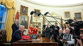 Trump amenaza con demandar a medios que usen fuentes anónimas para informar