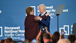 Biden aparece junto a Elton John para celebrar hito de la lucha LGTBQ+