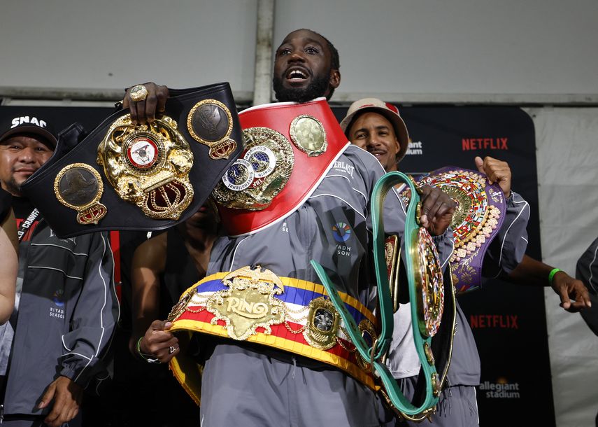 El estadounidense Terence Crawford, supero en el ring de Las Vegas al mexicano Saúl Canelo Álvarez. El estadounidense Terence Crawford, supero en el ring de Las Vegas al mexicano Saúl Canelo Álvarez.