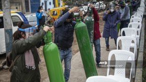 La escasez de oxígeno aumenta pesares de los peruanos en la pandemia