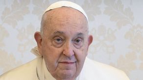 Papa Francisco se cae y sufre una contusión en un brazo
