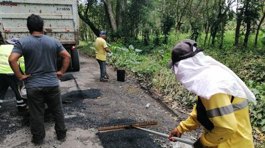 Los trabajos que desarrollan las cuadrillas del MOP son: encuadre, eliminación de sedimentos y limpieza de los baches, colocación y compactación del material asfáltico caliente.