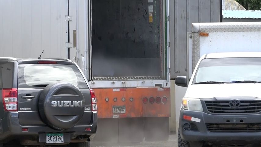 Los cadáveres permanecen en un contenedor refrigerado fuera de la Morgue Judicial en David