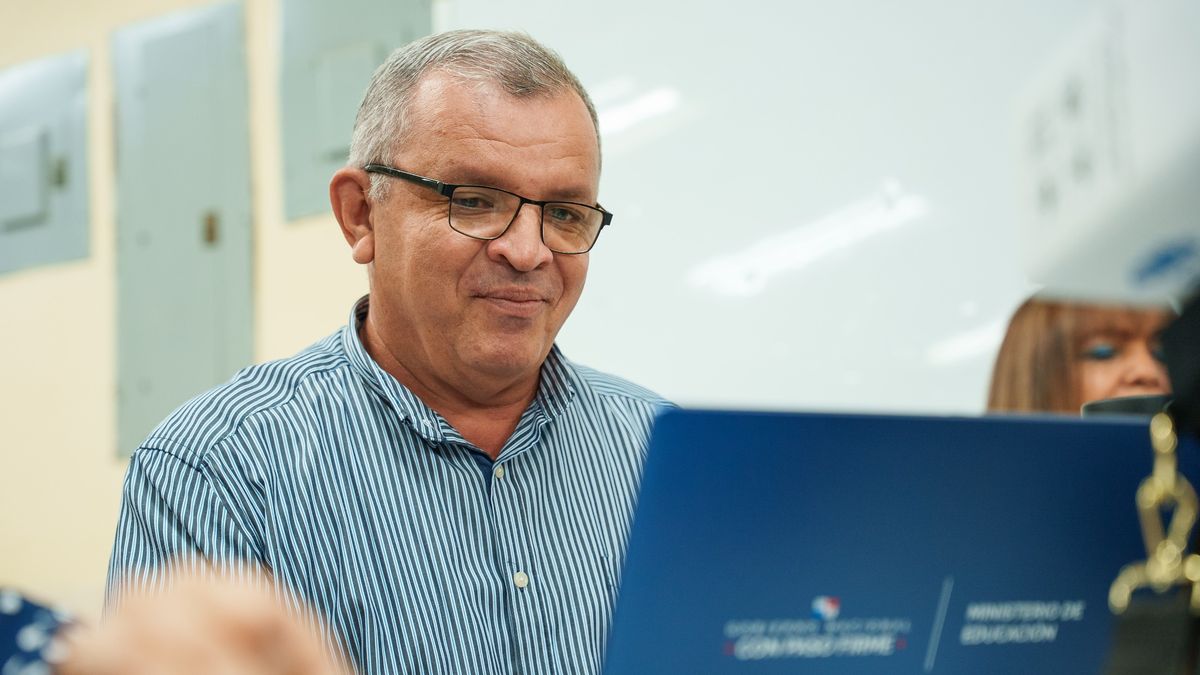 Miles de maestros de secundaria del sector público de Panamá han recibido computadoras fabricadas y optimizadas para hacer uso de la inteligencia artificial (IA) en la enseñanza y están siendo capacitados en competencias avanzadas, en el marco de un proyecto de transformación educativa a gran escala en el país centroamericano. Miles de maestros de secundaria del sector público de Panamá han recibido computadoras fabricadas y optimizadas para hacer uso de la inteligencia artificial (IA) en la enseñanza y están siendo capacitados en competencias avanzadas, en el marco de un proyecto de transformación educativa a gran escala en el país centroamericano.