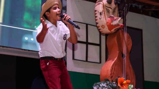 Cada uno de los estudiantes se expresó cantando sobre la importancia de cuidar el ambiente. Cada uno de los estudiantes se expresó cantando sobre la importancia de cuidar el ambiente.