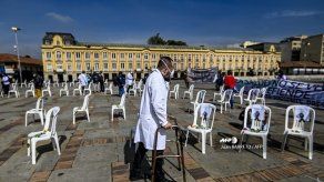 Trabajadores de la salud protestan contra el manejo de la pandemia en Colombia