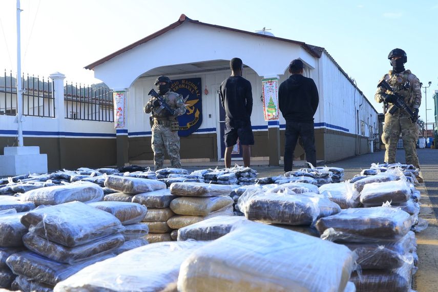 Las autoridades de Panamá informaron este miércoles del decomiso de 916 paquetes de droga hallados a bordo de una lancha interceptada en las costas del Pacífico del país centroamericano.