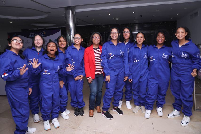 Diez panameñas viajan para participar en programa de la NASA