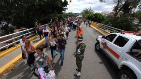 Venezuela y Colombia abren paso peatonal en la frontera sin contratiempos