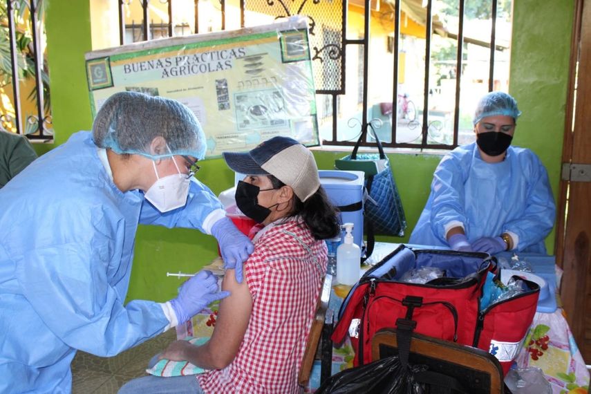 Personal de SySO y enfermería realizaron una jornada de vacunación en las fincas bananeras contra el Covid-19.