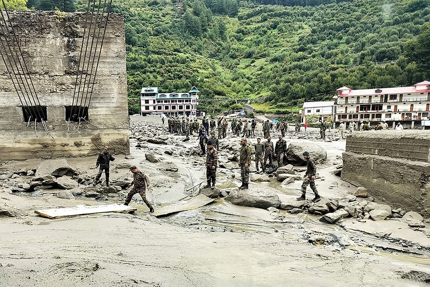 Ejército de India busca a desaparecidos tras mortales inundaciones en el Himalaya