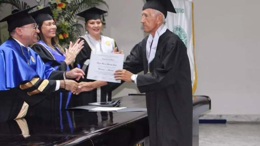 Panamá: Con 83 años se gradúa como licenciado en Periodismo.