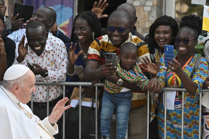 El papa Francisco clausuró este domingo su visita a África con un llamamiento a "deponer las armas" durante una misa en la capital de Sudán del Sur, que marcó el final de una gira de seis días por la paz y la reconciliación iniciada en la República Democrática de Congo. 