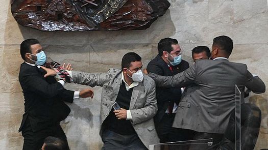 Honduras inaugura Congreso entre golpes, gritos y rebelión