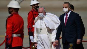 Papa Francisco inicia contento su histórica visita a Irak