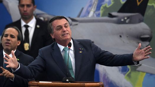 Jair Bolsonaro niega proselitismo en aumento de ayuda social