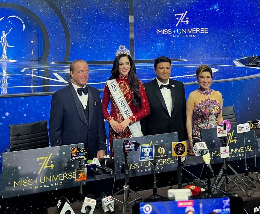 La presidenta de México, Claudia Sheinbaum, pidió este miércoles a la Fiscalía General de la República (FGR) informar con claridad si existe una investigación o una orden de aprehensión contra Raúl Rocha Cantú, dueño de la marca Miss Universo, luego de una información periodística al respecto. La presidenta de México, Claudia Sheinbaum, pidió este miércoles a la Fiscalía General de la República (FGR) informar con claridad si existe una investigación o una orden de aprehensión contra Raúl Rocha Cantú, dueño de la marca Miss Universo, luego de una información periodística al respecto.