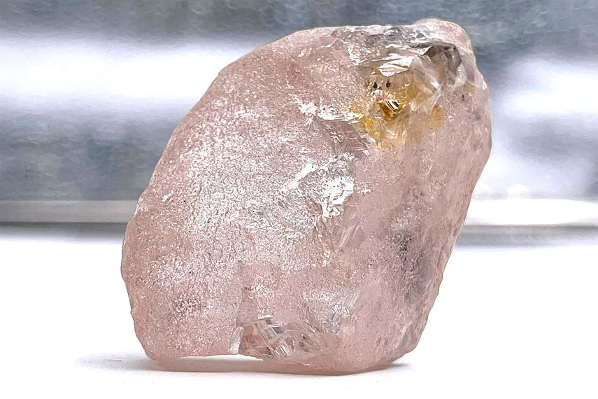 Mineros de Angola extrajeron un raro diamante rosa puro que se cree que es el mayor encontrado en 300 años, según anunció este miércoles el operador australiano del yacimiento.
